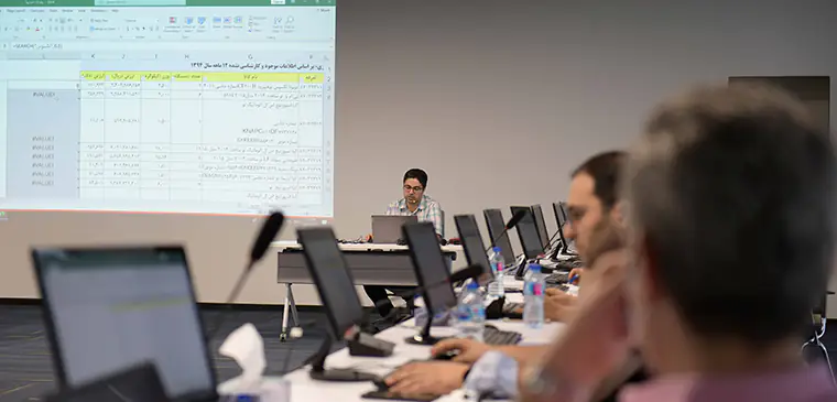 تصویر پوریا بغدادی مدرس دوره پاورکوئری در حال تدریس